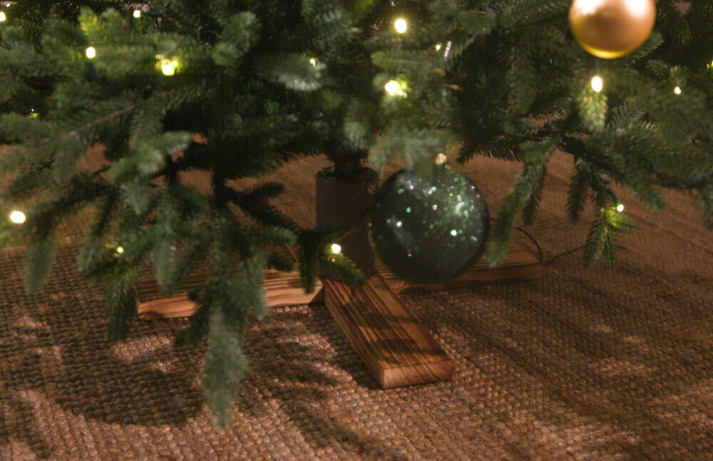 Produkt miniatyrebild Juletrefot i treverk for kunstig juletre